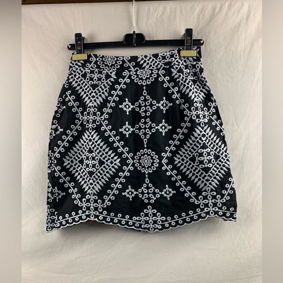 Eyelet Embroidery Detail Asymmetrical Hem Skirt - Picture 7 of 10